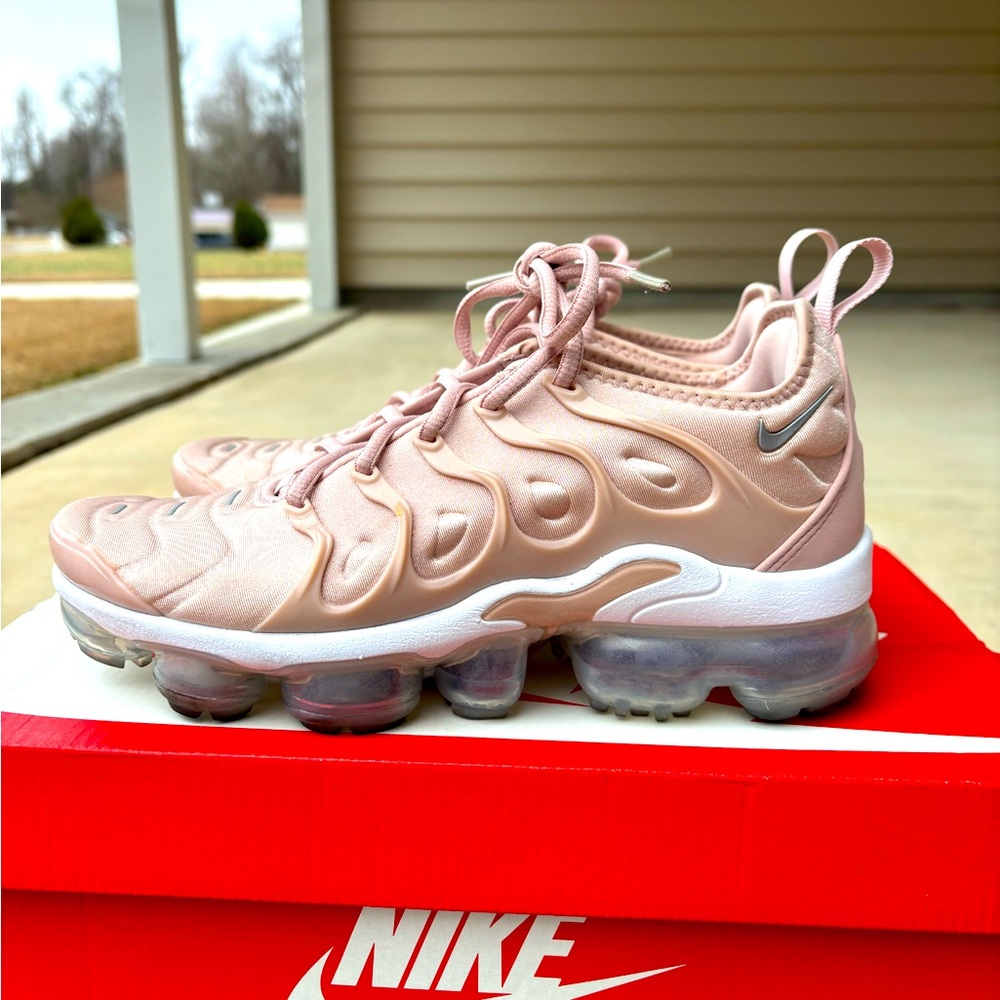 Women’s Pink Air Vapormax Plus, Size 6